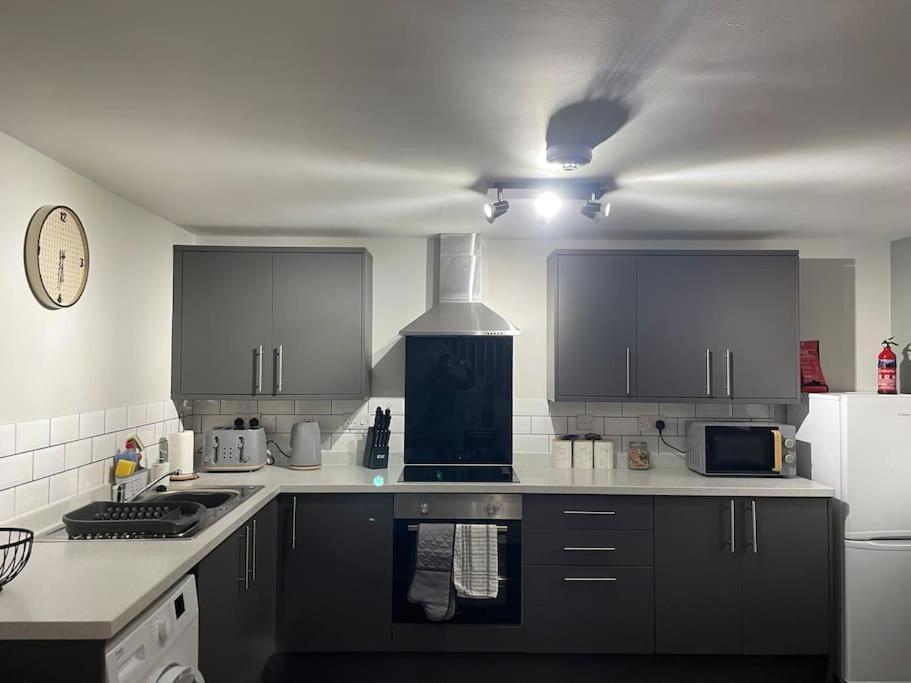 Cedar House - 2 Bed House With Free Parking In Town Centre! By Shortstays4U King's Lynn Dış mekan fotoğraf